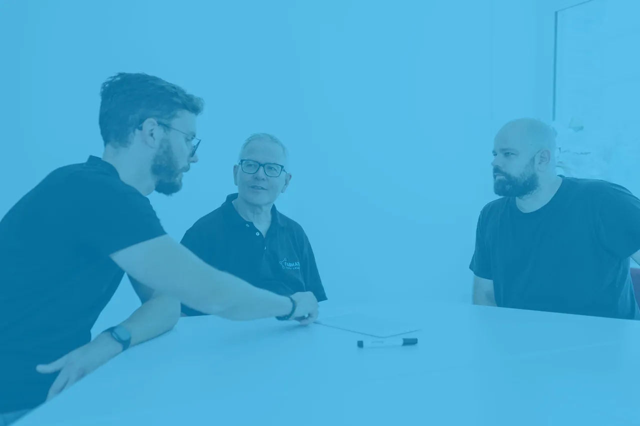 FABMation Team im Gespräch über eine Kundenanforderung