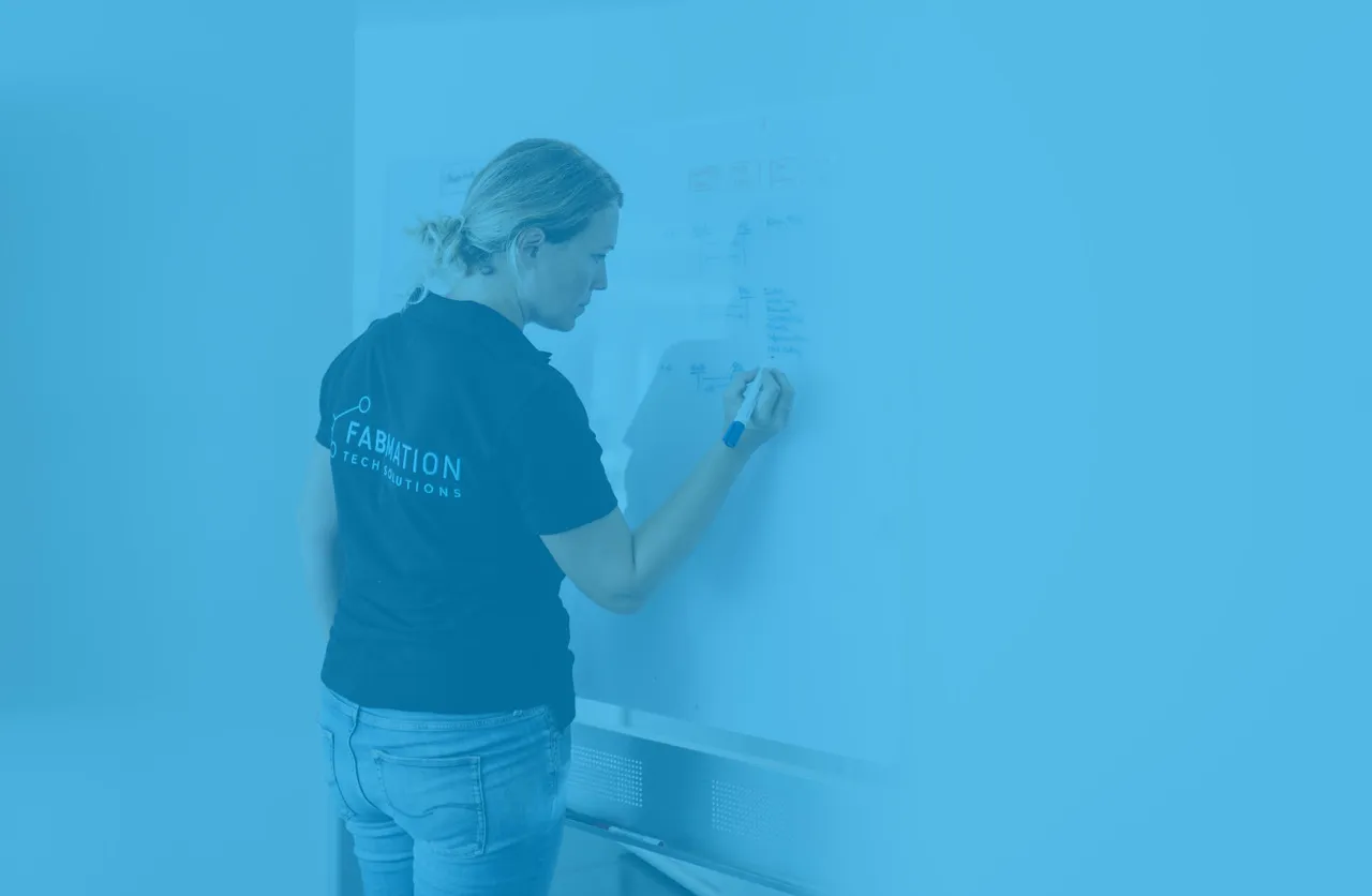 Entwicklerin an einem Whiteboard